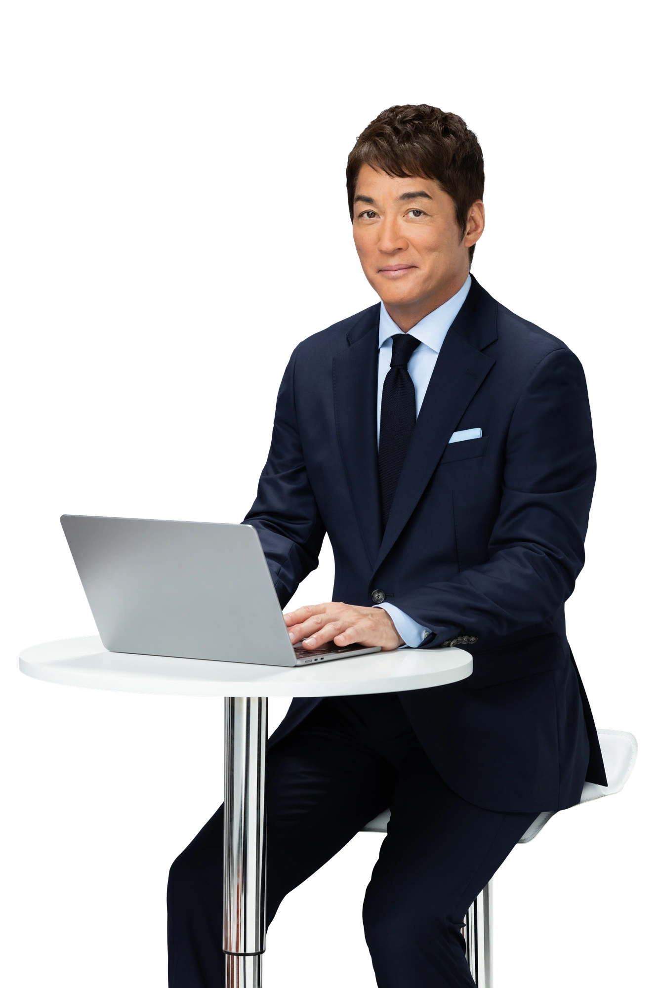 ノートパソコンの前に座る長嶋一茂さん